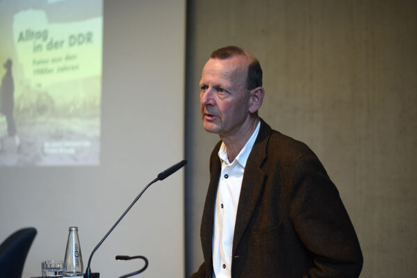 Alltag in der DDR – Buchvorstellung – Prof. Dr. Axel Klausmeier spricht zu den Gästen (Stiftung Berliner Mauer/Foto: Alishya Tanoku)