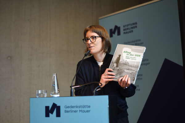 Alltag in der DDR – Buchvorstellung – Dr. Sarah Bornhorst begrüßt die Gäste (Stiftung Berliner Mauer/Foto: Alishya Tanoku)