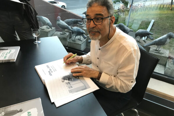 Alltag in der DDR – Buchvorstellung – Mahmoud Dabdoub signiert das Buch (Foto: Passage-Verlag)