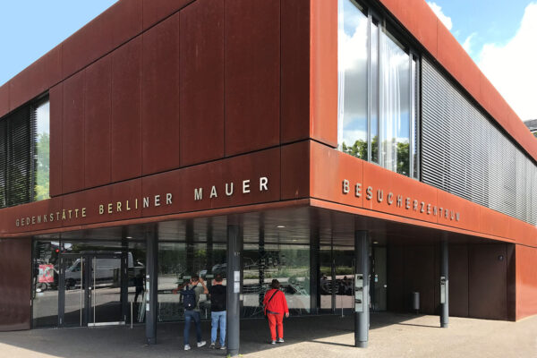 Besucherzentrum der Gedenkstätte Berliner Mauer | Bernauer Straße 119 | 13355 Berlin (Foto: Passage-Verlag)