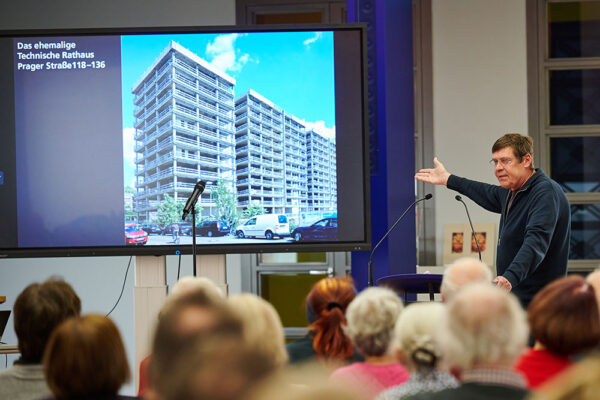 Leipziger Blätter 85 – Bert Sander, Chefredakteur, führt durchs Heft (Foto: Esther Hoyer)