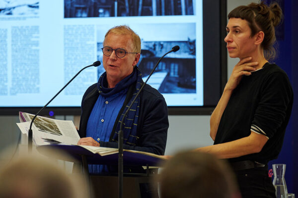 Vorstellung der Museumschronik 1961–1991 durch Olaf Thormann und Ruth-Luise Junghans (Foto: Esther Hoyer)